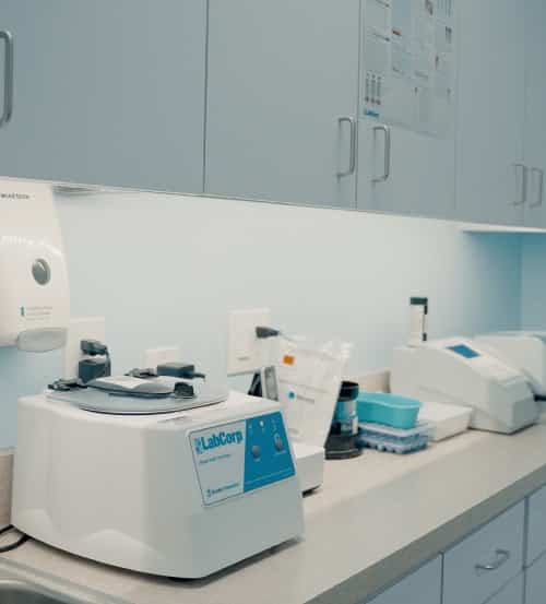 Uno de los laboratorios de la Clínica Hispana