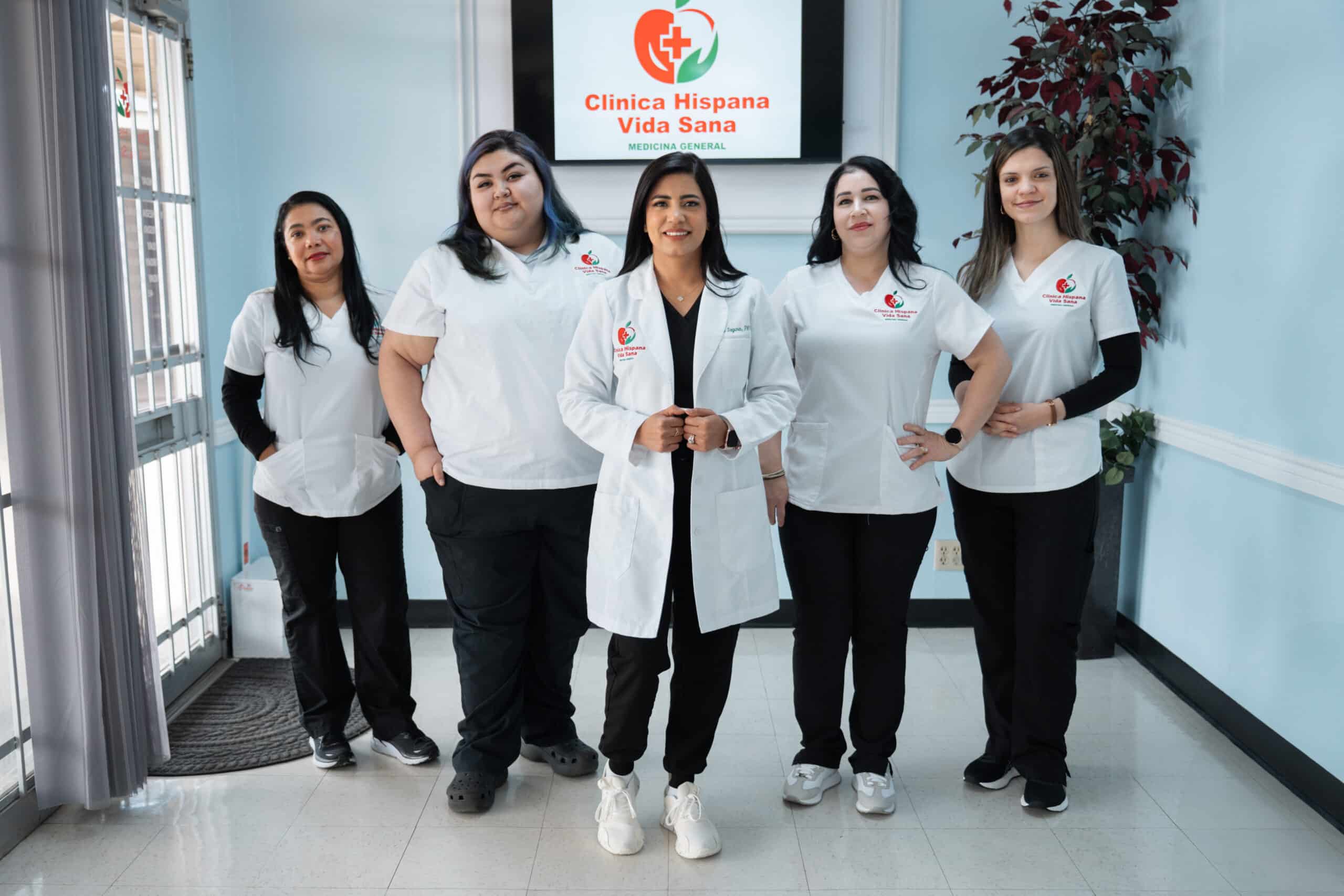 Equipo 5 trabajadoras de clinica hispana