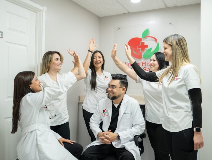 Equipo de Clínica Hispana Vida Sana celebrando 10 años junto a la comunidad hispana en Texas