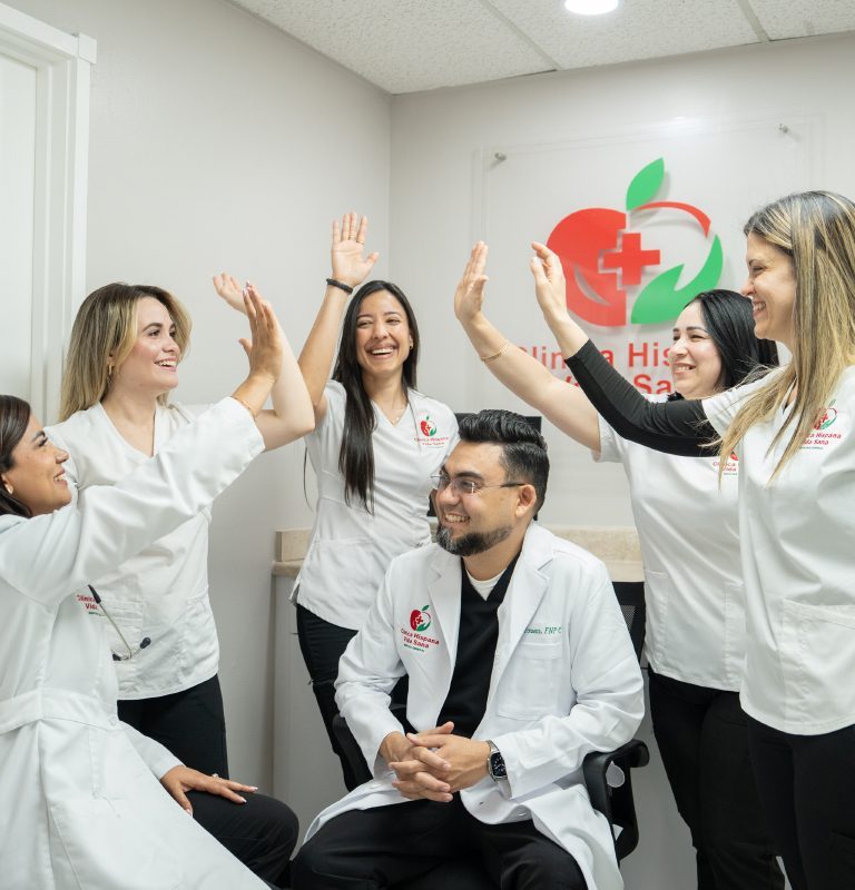 Equipo de Clínica Hispana Vida Sana celebrando 10 años junto a la comunidad hispana en Texas