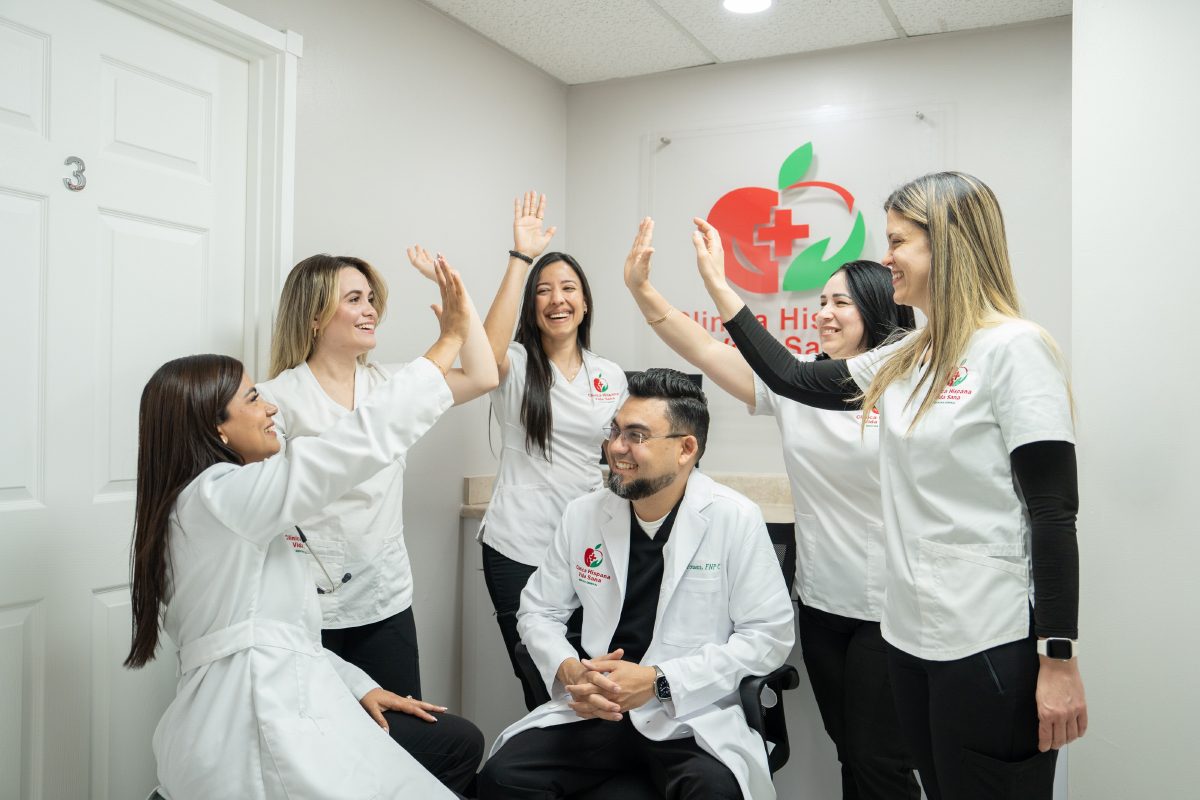 Equipo de Clínica Hispana Vida Sana celebrando 10 años junto a la comunidad hispana en Texas