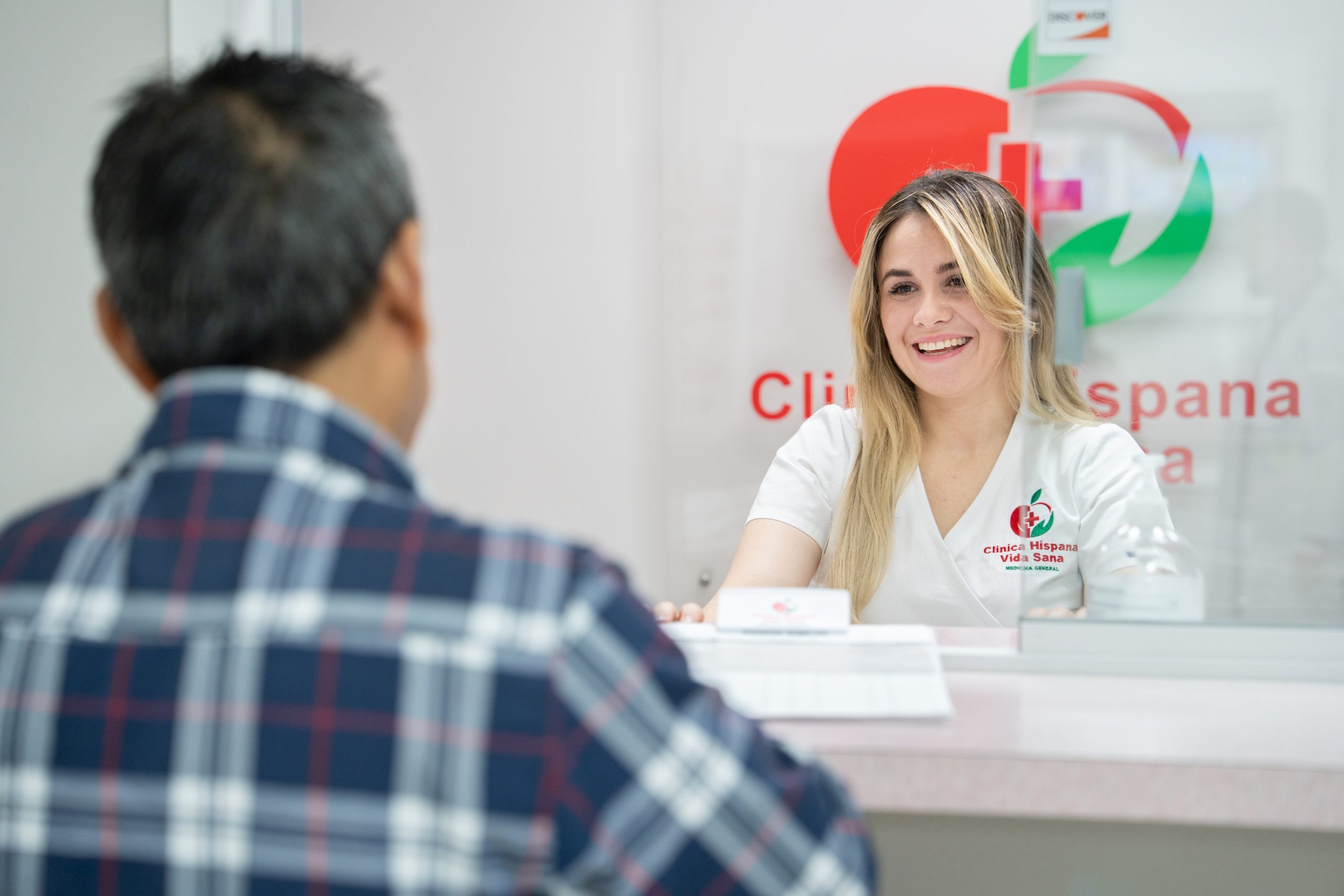Equipo de Clínica Hispana Vida Sana atendiendo pacientes