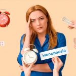 Mujer adulta recibiendo orientación sobre estudios hormonales en menopausia