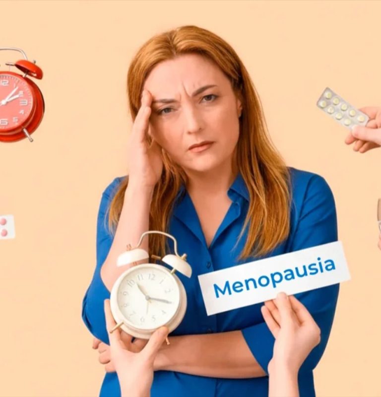 Mujer adulta recibiendo orientación sobre estudios hormonales en menopausia