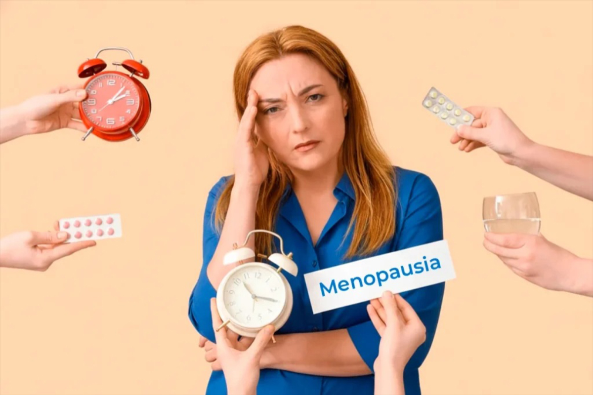 Mujer adulta recibiendo orientación sobre estudios hormonales en menopausia