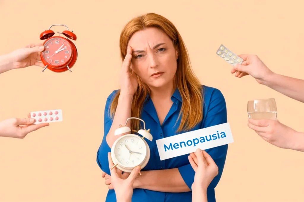 Mujer adulta recibiendo orientación sobre estudios hormonales en menopausia