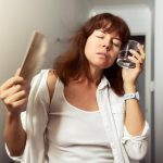 Mujer consultando sobre síntomas de pre-menopausia y estudios hormonales