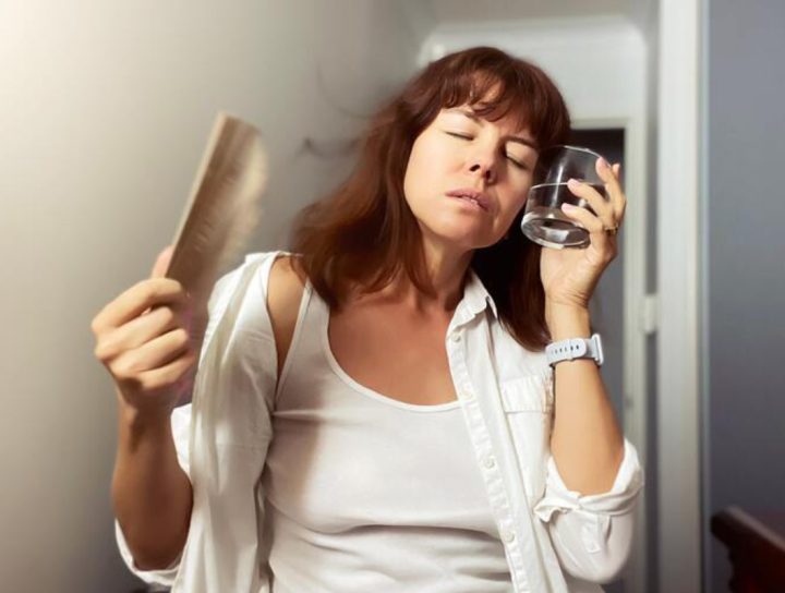 Mujer consultando sobre síntomas de pre-menopausia y estudios hormonales