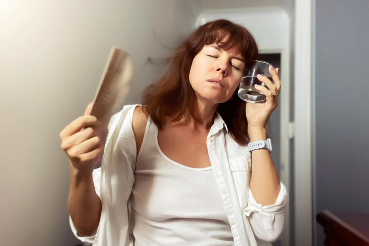 Mujer consultando sobre síntomas de pre-menopausia y estudios hormonales