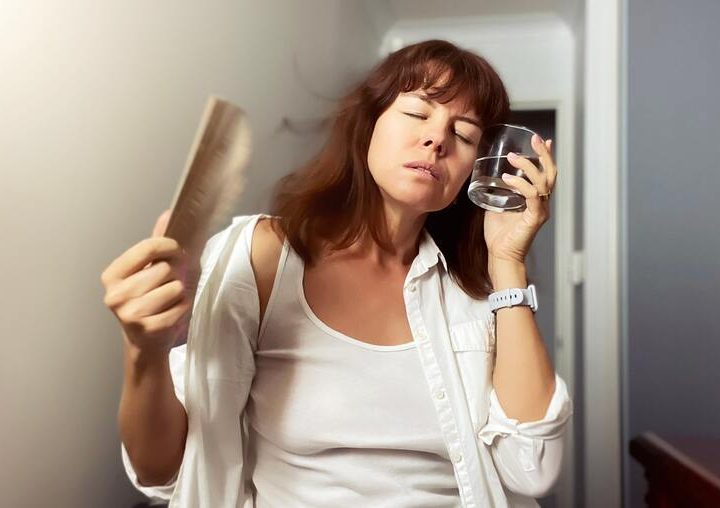 Mujer consultando sobre síntomas de pre-menopausia y estudios hormonales