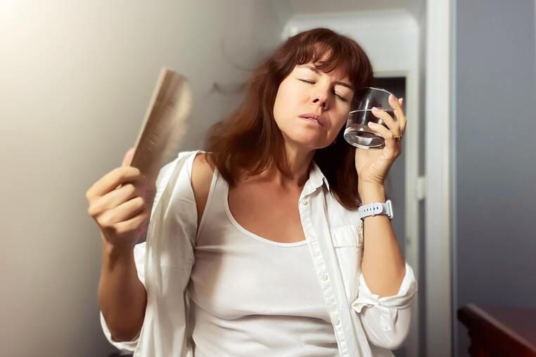 Mujer consultando sobre síntomas de pre-menopausia y estudios hormonales