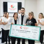 Entrega de donativo de Clínica Hispana Vida Sana a Art&Cultural Academy