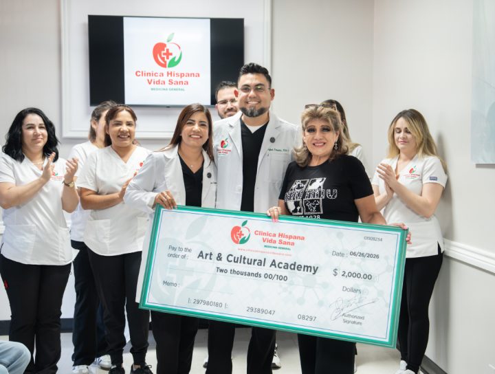 Entrega de donativo de Clínica Hispana Vida Sana a Art&Cultural Academy