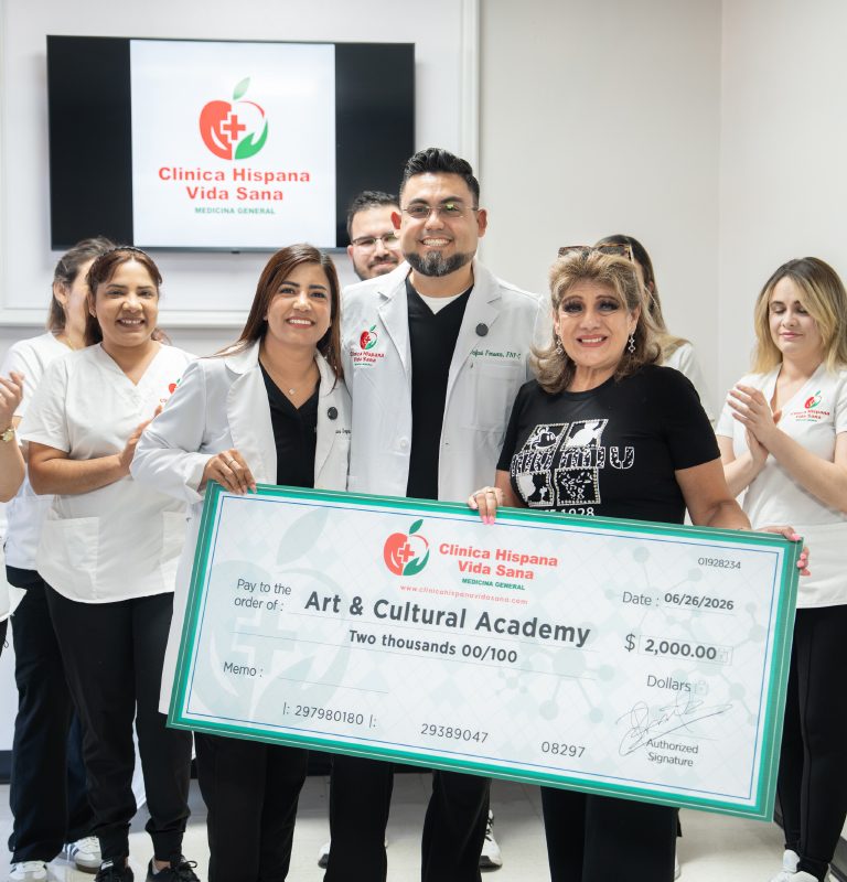 Entrega de donativo de Clínica Hispana Vida Sana a Art&Cultural Academy