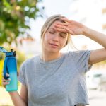 Persona protegiendose del golpe de calor durante el verano