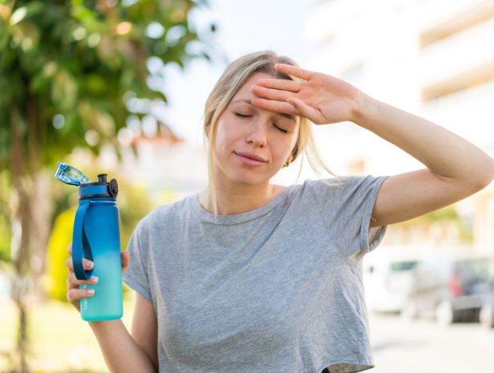 Persona protegiendose del golpe de calor durante el verano