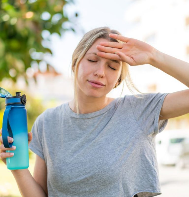 Persona protegiendose del golpe de calor durante el verano