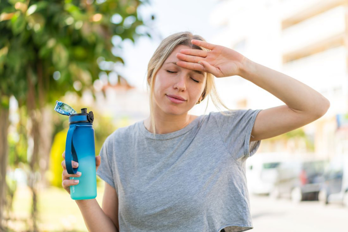 Persona protegiendose del golpe de calor durante el verano