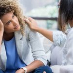 Paciente conversando con un profesional sobre salud mental durante un chequeo anual