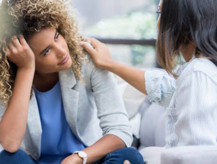 Paciente conversando con un profesional sobre salud mental durante un chequeo anual