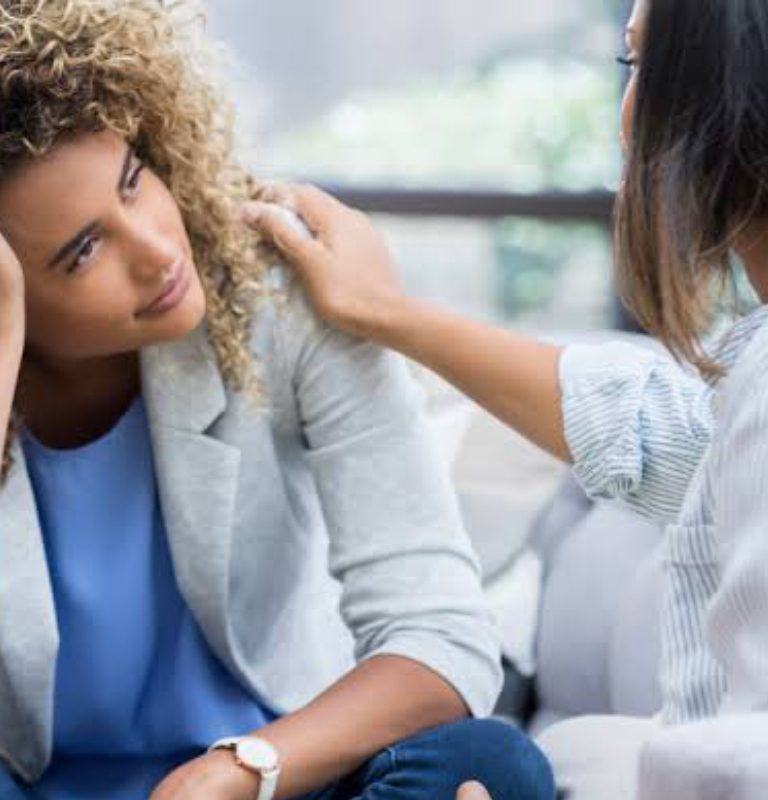 Paciente conversando con un profesional sobre salud mental durante un chequeo anual