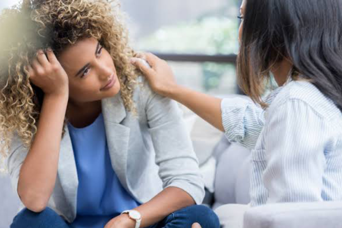 Paciente conversando con un profesional sobre salud mental durante un chequeo anual