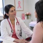 Profesional de salud conversando con una paciente sobre prevención del cáncer de mama