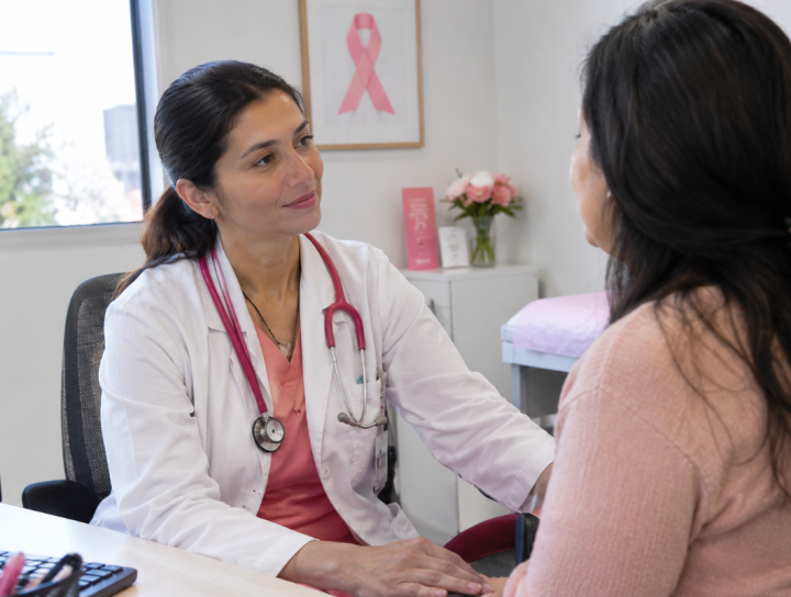 Profesional de salud conversando con una paciente sobre prevención del cáncer de mama