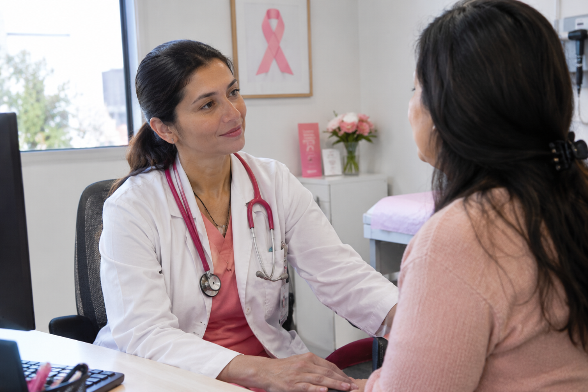 Profesional de salud conversando con una paciente sobre prevención del cáncer de mama